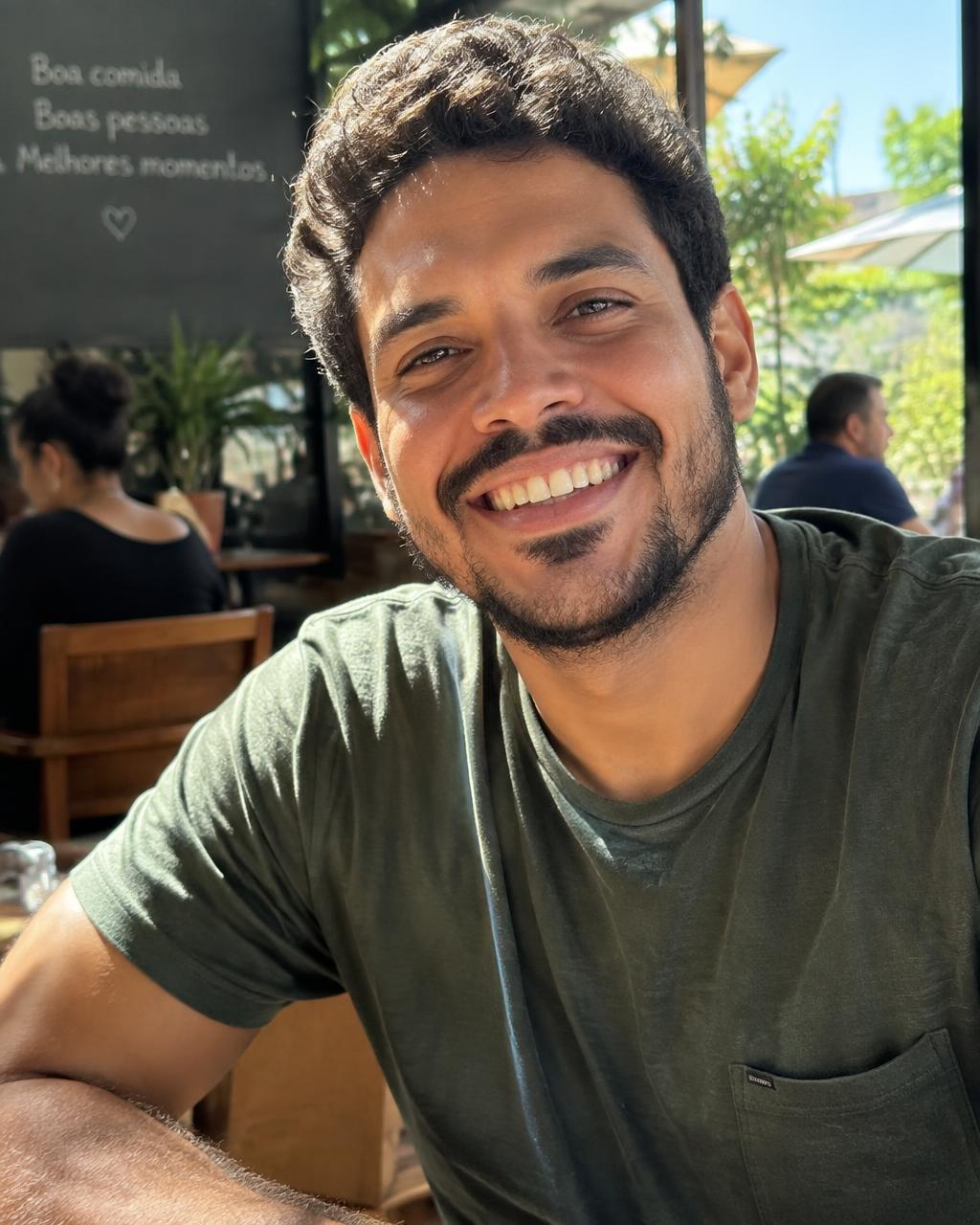 Retrato de Daniel sorrindo em um café